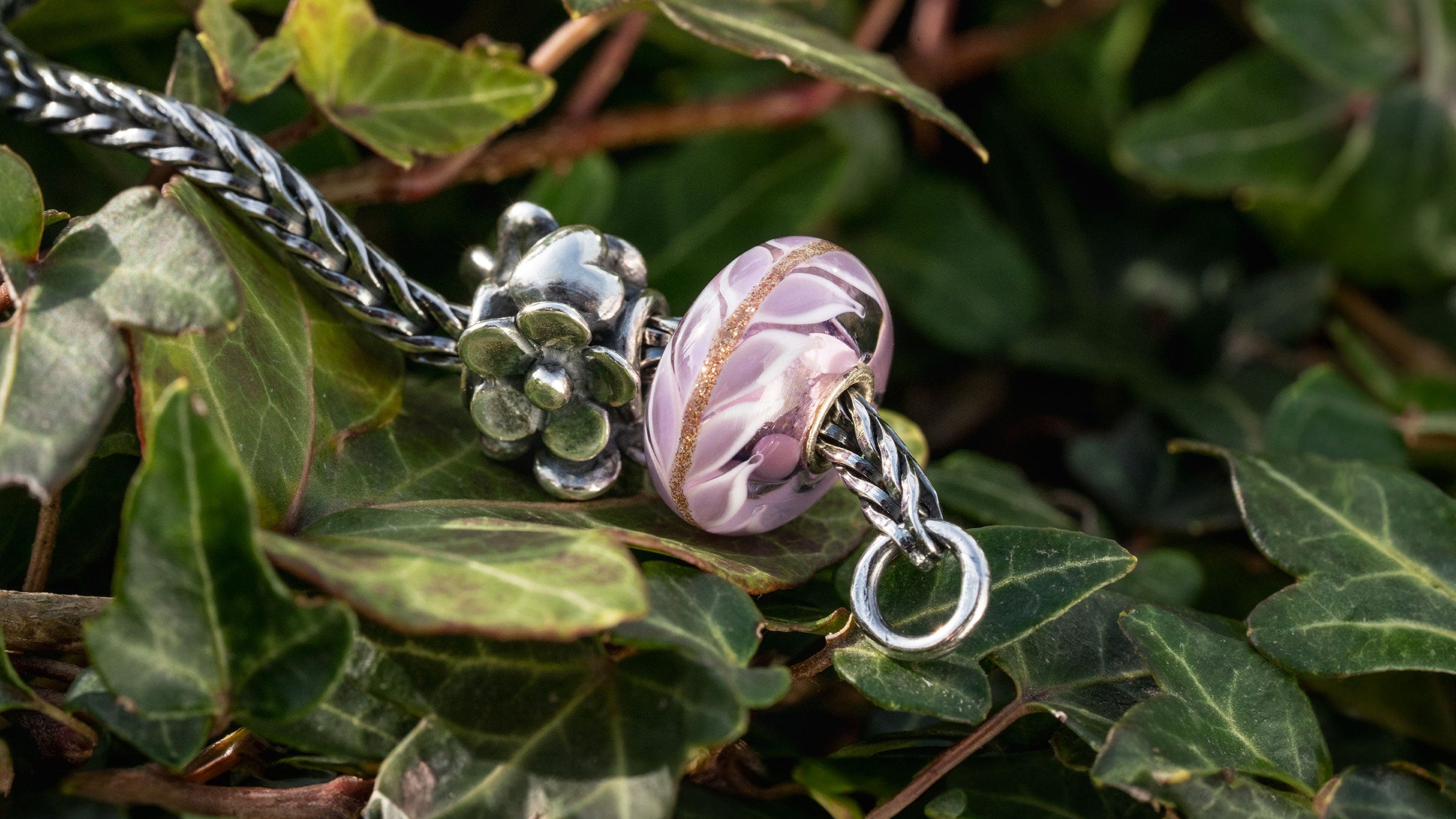 Trollbeads Perle argentée Fleur authentique et perle de verre Amour de la lavande sur une perle de feuilles