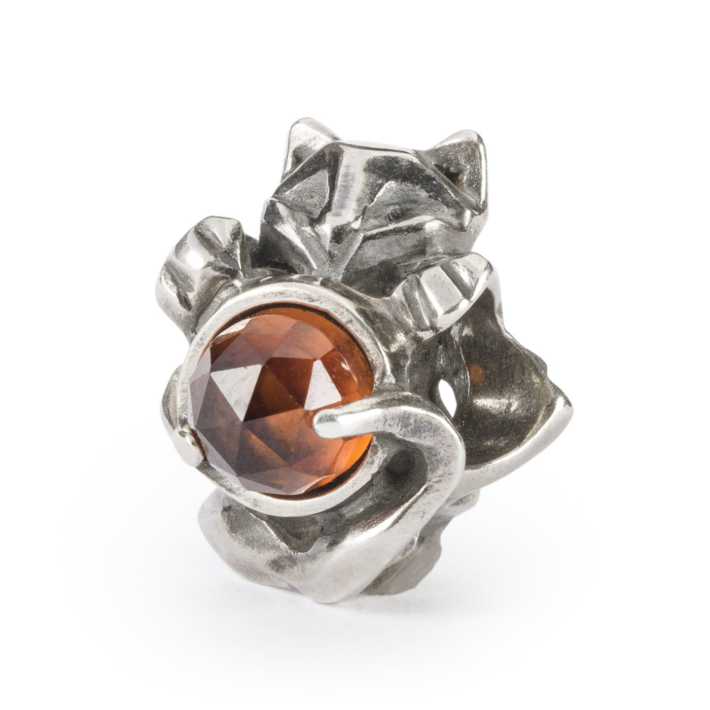 Une perle de chat en argent pour bijoux jouant avec une pierre d'hessonite.