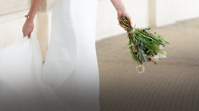 Mariée avec des fleurs et des bijoux Trollbeads