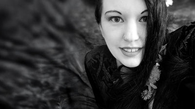 Portrait noir et blanc d’Alexandra Chapman, lauréate du prix People’s Bead 2025