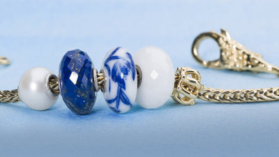 Chaîne en or avec fermoir en or et une perle en porcelaine, une perle Lapis-Lazuli, une perle blanche et une perle quartz blanc