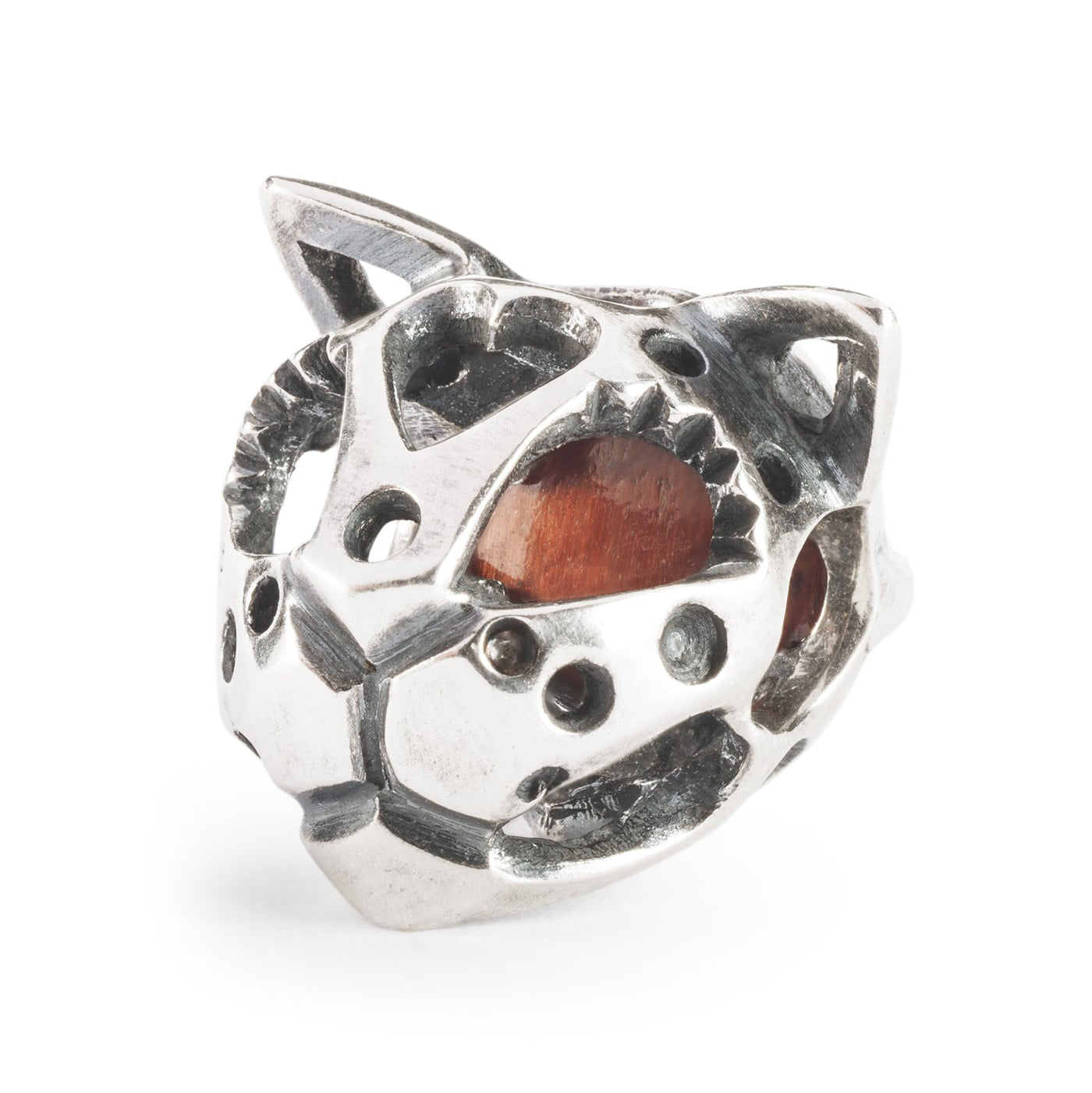 Une perle de chat en argent avec le visage d'un chat et une pierre d'œil de tigre rouge.
