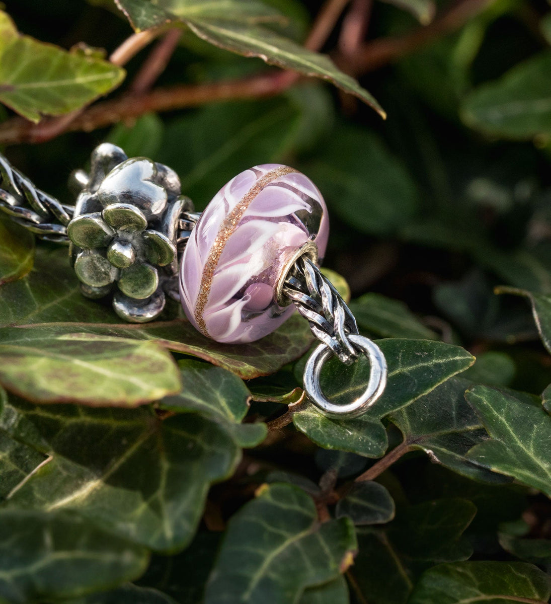Trollbeads Perle argentée Fleur authentique et perle de verre Amour de la lavande sur une perle de feuilles
