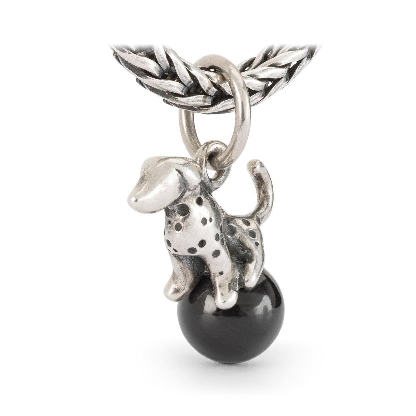 Pendentif chien en argent pour bijoux dalmatien sur une boule d'onyx noir.