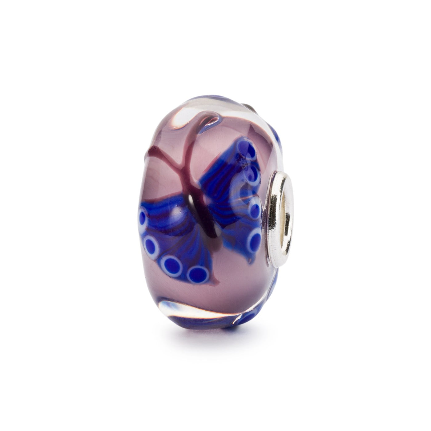 Perle de joaillerie en verre avec des papillons bleus sur un fond rose clair.